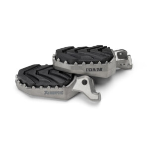 Akrapovic Adventure Footpeg Set (Titan) für Triumph Tiger 850 / 900 - BJ. 2020 > 2026 (F-T12T1)